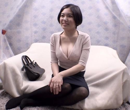 【熟女ナンパ】「男の人のってこんなに黒くて臭いんでしたっけ？」爆乳の素人人妻にデカチン見せつけた結果・・・