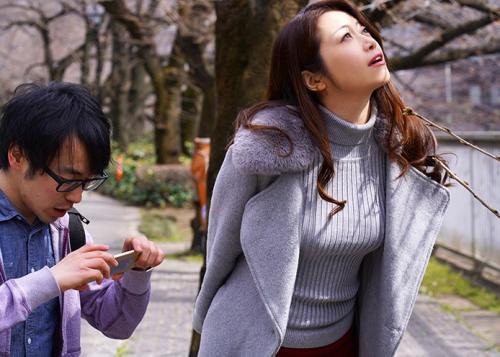 【熟女】「…今夜、僕は童貞を捨てられるかもしれない。 」誰にでも優しく、仕事で悩んでいる僕を励ましてお守りをくれて…。