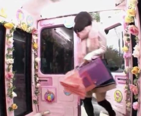 【素人ナンパ】何も知らずにマジックミラーの車に連れ込まれた素人JDが素股と称して生挿入される