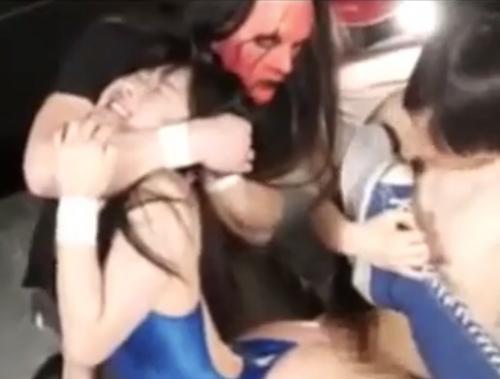 ミックスファイトに気狂い男参上！可愛い女レスラーを狙って鬼ヶ島に誘拐してレイプされてしまうのか？