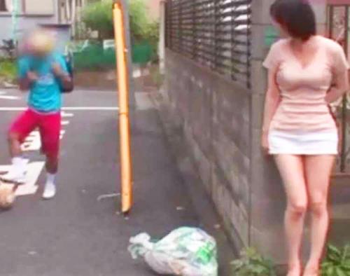 【ショタ筆おろし】僕･･おしっこしたいの？コッチ来なさーい♥三十路熟女がショタ童貞小学生ばかり狙って強制SEX筆おろしｗｗ