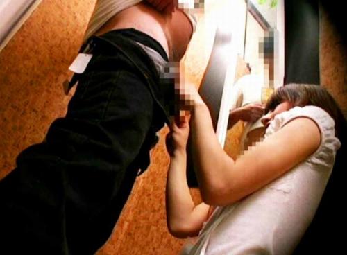 【レイプ盗撮】お客さん･･やめ･･ﾓｺﾞﾓｺﾞ･･⇒強制フェラ！女店員に裾上げ頼んで試着室で目の前にちんぽ露出する企画ｗ