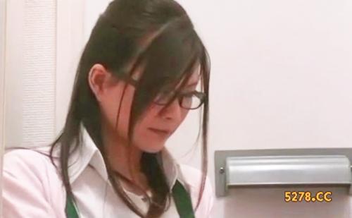 【欲情フェラ】勃起チンポ見せつけた結果・・地味でメガネ萌えな娘にわざとエロ本見せてフル勃起チンポ見せつけた結果・・