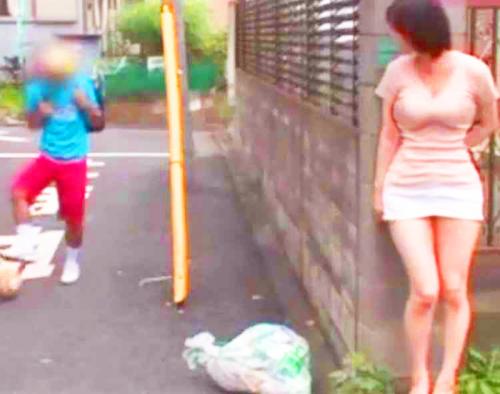♡逆レイプ♡「いま見てたぁ？うそ、いけなぃ子ね♡」ショタ童貞の小学生男児ばっかり狙って強制筆おろしする変態三十路熟女さんｗｗ