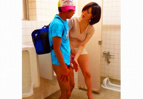 【ショタ筆おろし】ボクボク、おしっこしたいのぉ？コッチ来なさ～い♥変態三十路熟女が童貞小学生男児狙って強制SEX筆おろしｗｗ