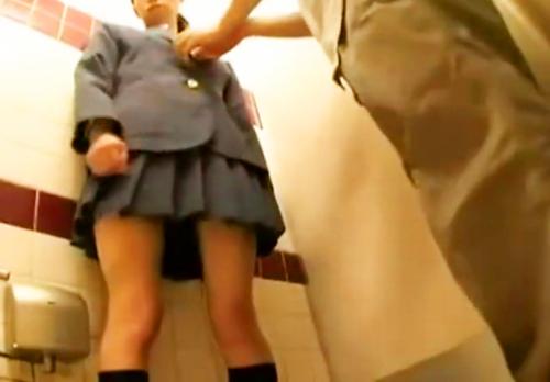 【個人撮影】///ぁん♥ぁん♥声を殺しながらトイレで中年オヤジと援交セックスしてる衝撃映像！中田氏までＯＫって天使過ぎるｗｗ