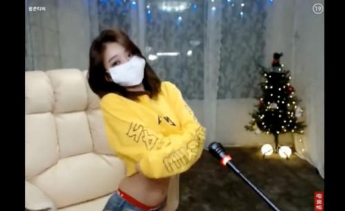 【ダンス】激かわコリアンがライブチャットでエロダンス配信♡パンツを食い込ませエロ尻アップ自撮りww