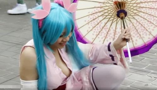 【アニコス】【同人 素人】「おお！あとチョット‼」起き上がる瞬間にチクビGETの大チャンス到来♡コミケでGETした巨乳パックリギャルww