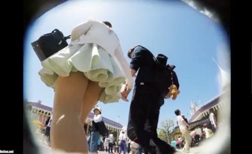 【逆さ撮り】夢の国でミニスカ彼女の無防備すぎる逆さパンティ♡チュロス買ってる場合じゃねーぞｵｲww