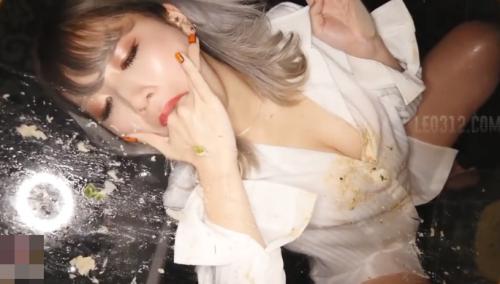 【ゲロ注意】モデル級の激エロ美女がゲロ吐き接写撮影♡♡アクリル板にゲロをぶちまけパイパンま●こオナ♡♡