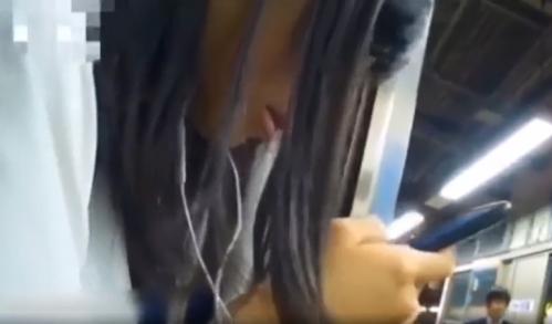 【リアル痴漢】電車内でスマホに夢中なJKの下半身を触りながらパンティ観察♡ケツまで撮られる可哀そうな子...