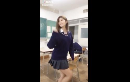 【JK自撮り】休み時間にJK達がTikTokでズリネタ提供マジかわwwプールでもお姉さん達が露出度高めでアゲﾀﾞﾝｽ♡