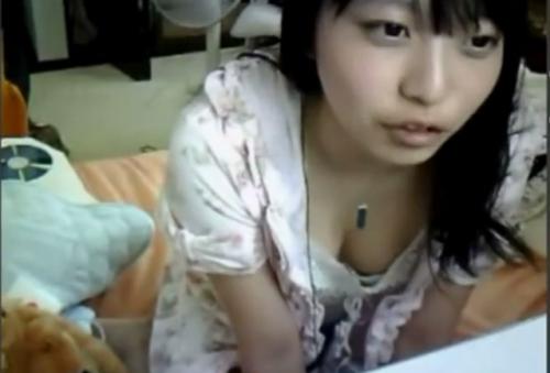 【エロ配信】暇な時間を持て余した美少女の小遣い稼ぎ配信♡♡意外と巨乳で興奮必至なエロい谷間ww