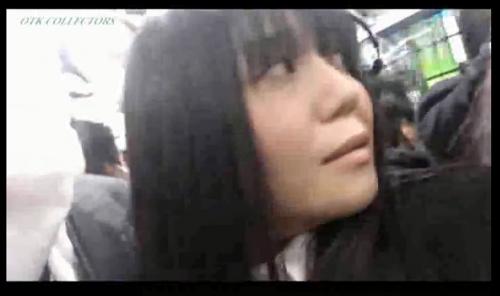 【リアル痴漢】残酷すぎるww電車内でマンコを弄りながら表情を撮影し流出させる鬼畜な事件...
