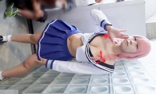 【アニコス】【コスプレ】コミケでGETしたエロセーラー服の巨乳激カワレイヤー♡谷間あきすぎww