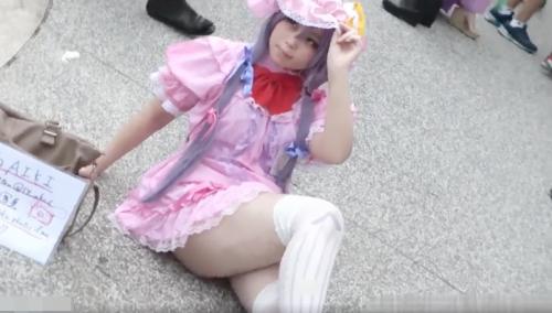 【アニコス】【コスプレ】コミケでムチムチ太ももの激カワレイヤー♡見えるか見えないかが...ああ！もどかしい！