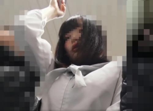 【リアル痴漢】激震！問題映像！電車内で陰部に指を滑らせ痴漢...必死にこらえる表情を撮影する鬼畜映像...