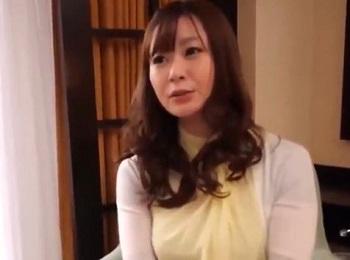 【人妻ナンパ】友達と食事予定だった巨乳な奥様をゲット！他人棒を見て興奮を隠せず