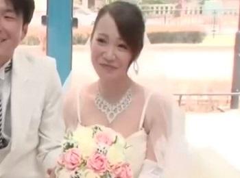 【マジックミラー号】結婚式したばかりなのに新郎の前で中出しされる新婦