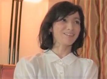 【人妻ナンパ】細身に見えて巨乳な奥様をゲット「昔はよく男性から声かけられました」