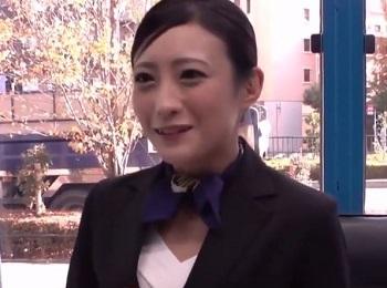 【マジックミラー号】笑顔が素敵な現役のCAさんをゲット！「お口にザーメン出して～」