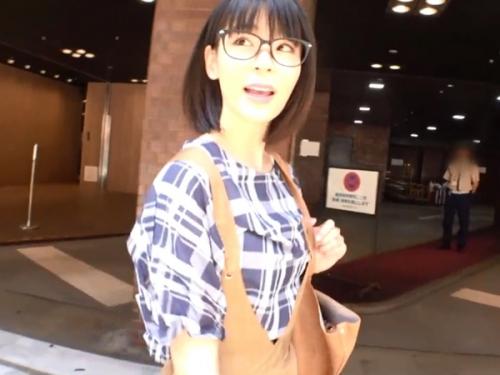 マジメそうなメガネのお姉さんをナンパ。最初は緊張していたがチンコを見ると豹変！乳首をピン立ちにし腰を振る！