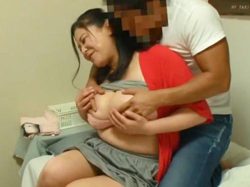 『お母さんはそういうことしないでしょ』レンタルおばさんに甘えながら豊満熟女とヤリまくり。