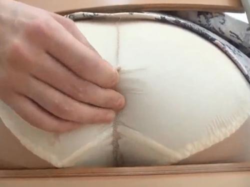 講義中にスカートをめくられ尻を撫でまわされパンツを切られてアナルやマンコを弄られるJD