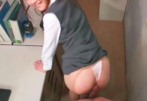 【オフィスセックス】先輩ＯＬお姉さんと残業で二人きりになったのでフェラチオで抜いてもらいますたｗｗ