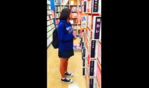 【個人撮影】JSかJC・・ほぼ幼女な娘のパンティーを至近距離から(*´Д`)ﾊｧ♡ﾊｧ♡舐めるように盗撮ゲキシャするｗｗ