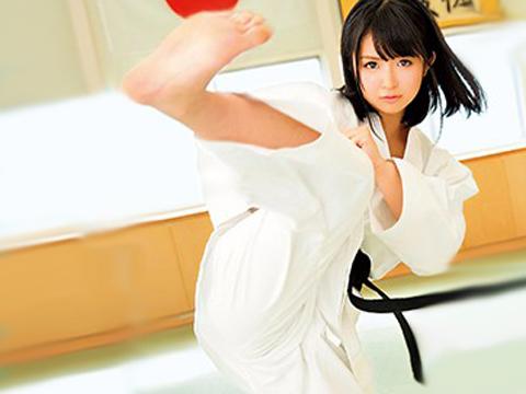 ≪膣内射精≫「このFカップ美爆乳すっげぇーーーーっ！」全国大会出場経験のある黒帯ロリ美少女に生中出しｗｗ≪ナイスバディ≫