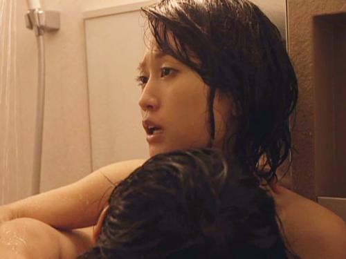 ＜前田敦子＞ピンク色の勃起乳首を舐めさせるドスケベあっちゃん！浴室全裸SEXが結構シコいと噂♡ 中村静香＜元AKB48＞