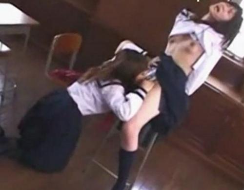 【美少女】「かわええｗｗ」ロリカワ女子高生が唾液交換＆手マンで発情しすぎてマジ昇天！クリトリスぺろぺろレズりまくりんぐｗ