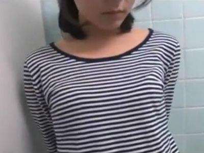 《ヤバイやつ》トイレで貧乳を触られフェラをさせられる美少女