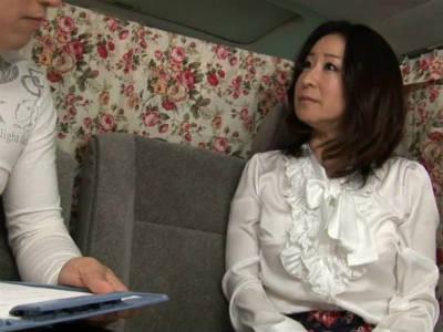 《熟女ナンパ》「どうですか？若いおチンチン」「凄い硬いです」セレブ人妻を落としてホテルへ！