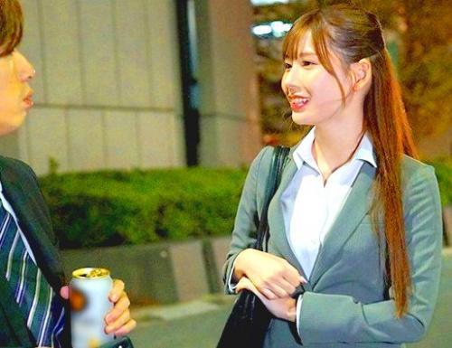 【明里つむぎ】「終電ないの！？じゃあウチ来ていいよ！」終電逃し同僚女子社員のマンションへ！