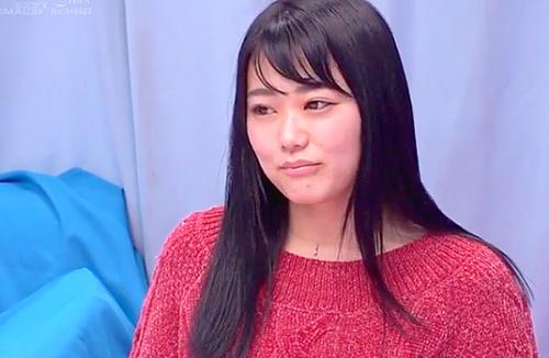 【マジックミラー号】「大きくなってないとわからない…」彼氏のチ○ポはど～れだ？当てられなけりゃ彼氏の目の前でNTRセックス