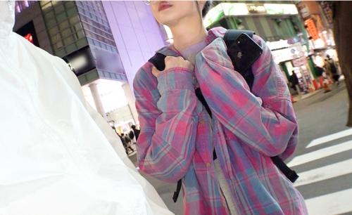 【素人ナンパ】「撮らないで…恥ずかしいッ…」パイパンロリ系美少女がお金に釣られてノコノコとホテルまでついて来てくれた！