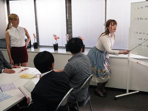 【洗脳】白人講師は嫌がりながらも淫乱ビッチになっていた。