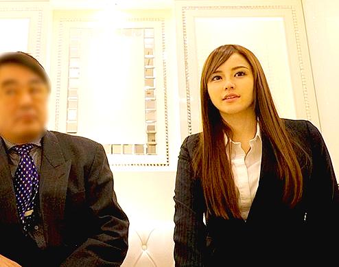 【素人ナンパ企画】年配上司と中出しセックス！？完全モニタリングしちゃいました！新入社員の女性は仕方なくマイクロビキニに着替えてほぼ全裸状態に！