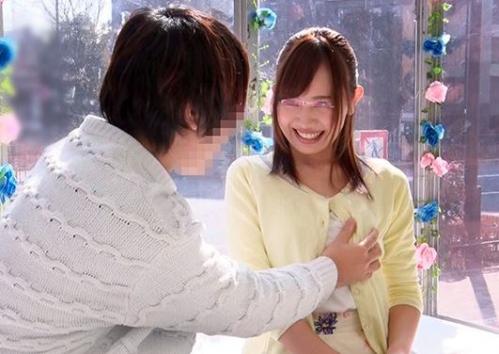 【素人】友達同士の男女が2人っきりの密室で初めての見つめ合いSEXに挑戦！