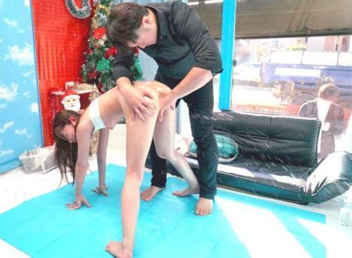 「…ﾀﾞﾒ…見ないでぇぇぇ！！」マッサージのはずが彼氏にミラー越しでイキ潮噴射→NTRセックス！