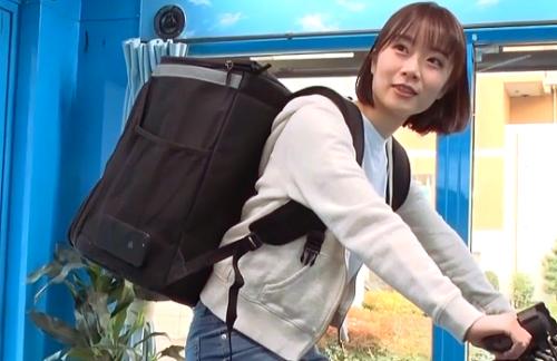 【素人ナンパ】「ウーバー○ーツ配達女子」の汗臭いマ○コを新型アクメチャリで狙い撃ち！アナルをヒクつかせ公衆の面前でイキまくる大量潮吹き絶頂アクメ！