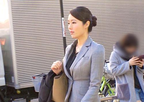 【素人ナンパ】新宿でルート営業中のスーツ姿の真面目そうな美女をナンパ！