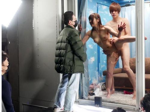 【逆転マジックミラー号】大人数に見られているとは知らずにマジックミラー越しに生観察！中出しセックスで激イキする！