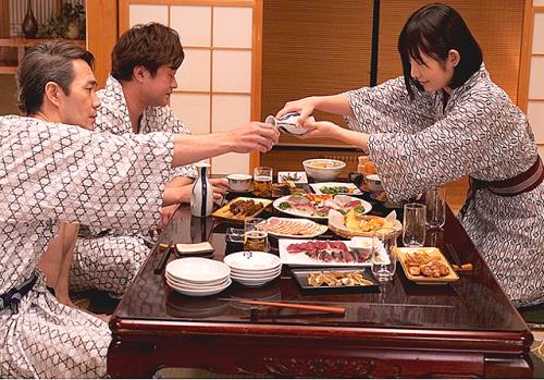 【肉弾接待】もうイってるからやめてください…オヤジ達に出張先でムリやり相部屋温泉接待で商談のために生贄にされたOL