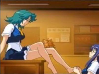 大人しいメガネ女子高生が図書室で同級生の足をねっとり舐める