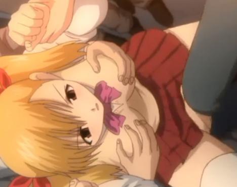 電車内で変態男たちから集団レイプされちゃう制服ロリ美少女がおっぱいもマンコも同時に弄られ愛液零れちゃう♥♥