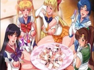 あのセーラー戦士がビッチ人妻に♥旦那じゃない男の前で陰毛しっかりマンコをいじっておチンポおねだり♥