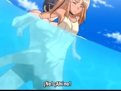 勝ち気なスク水娘がプールサイドで手マン潮吹き！水中でキツマン鬼ピスされてトロ顔♡子宮にたっぷり注がれたザーメンが逆流してプールが真っ白♥